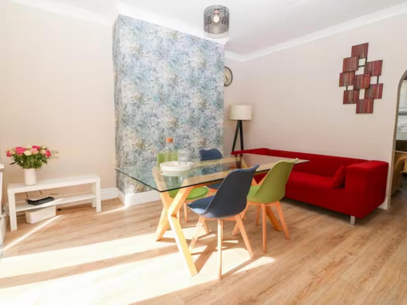 3 Bedroom In Town Centre Apartment Llandudno