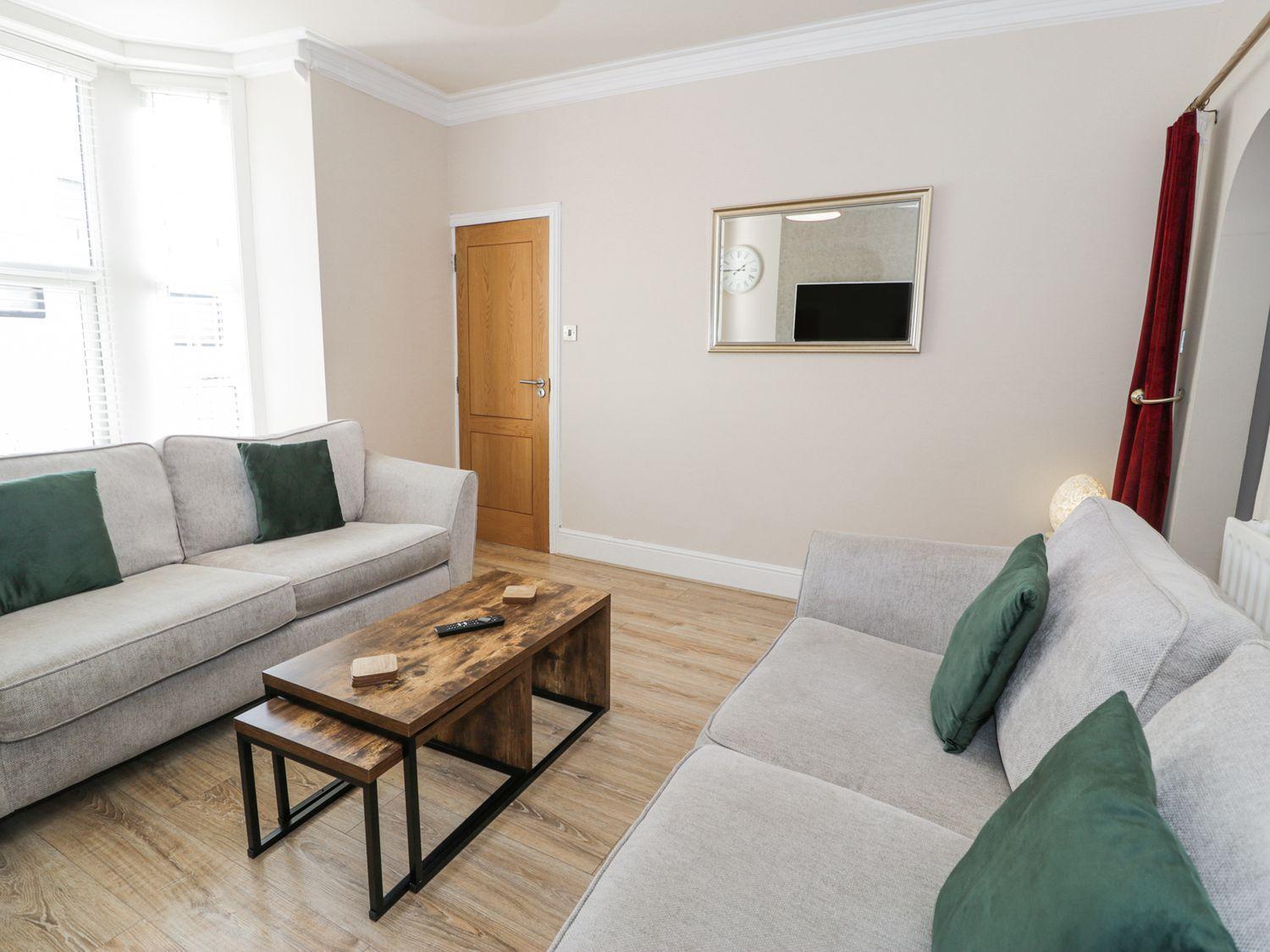3 Bedroom In Town Centre Лландидно